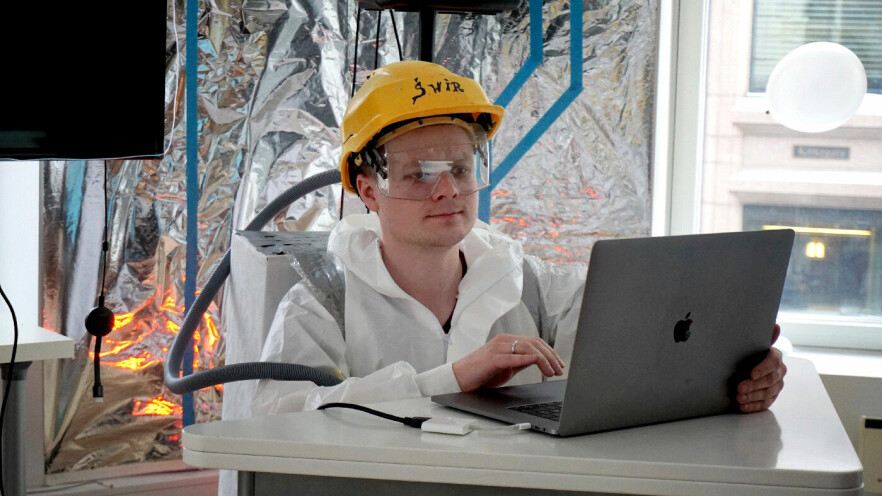 Magnus Haugsand drar på seg hjelmen og dykker ned i de vanligste tabbene ved universell utforming av nettsider. 📸: Jorun Kristin Bremseth / Kantega
