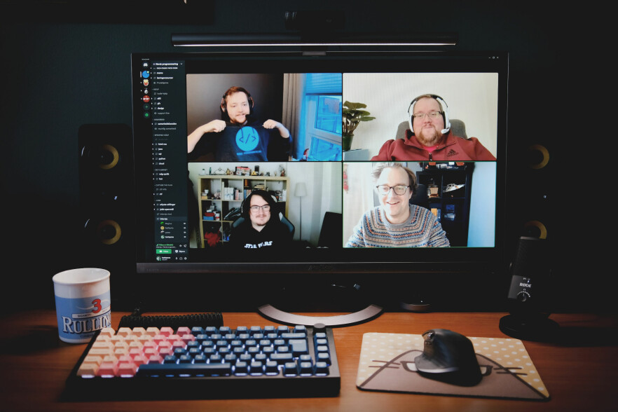 Magnus Dahl Pettersen, Vegar 'Nullsprite' Norman og Petter Høgmo Kaspersen møter kode24 for en prat om Discord-serveren Norsk Programmering som fyller tre år. 📸: Ole Petter Baugerød Stokke