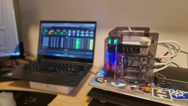 Et bilde fra hjemmekontoret til Pål Kristensen, med et Rasberry Pi-cluster. 📸: Privat