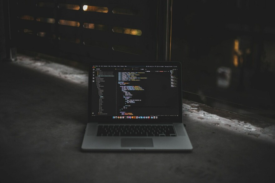 AngularJS blir ikke lenger støtta. 📸: Blake Connally / Unplash