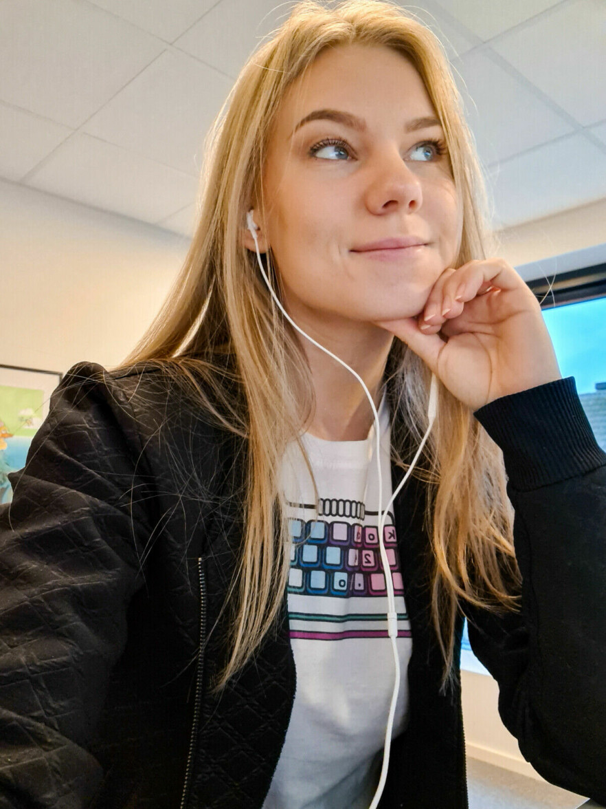 Elise Kristiansen har mange gode grunner til å bli utvikler. Og en ganske fin t-skjorte fra shop.kode24.no. 📸: Privat