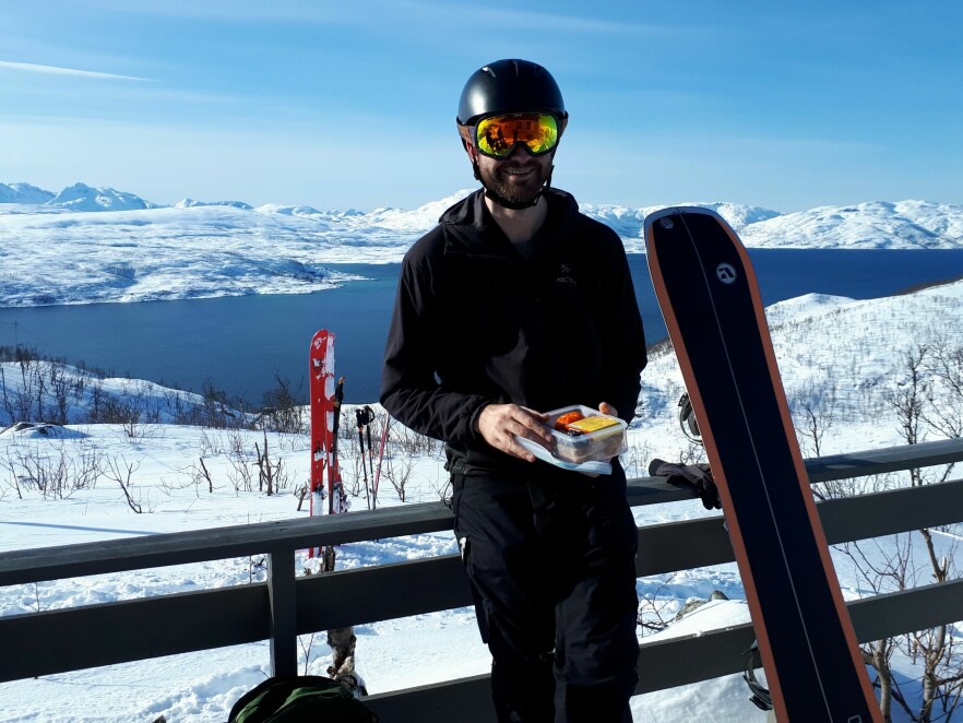 Evan Charlton har bodd i Norge i tre år og Tromsø i et år, hvor han utvikler for Microsoft. På fritida har han laget en norsk utgave av Wordle, kalt Ordle. 📸: Privat