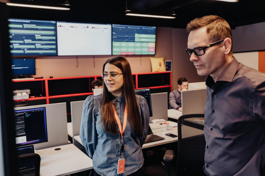 Kaja Hannestad, 'platform engineer' for Cloud Platform-avdelingen, sammen med avdelingsleder Sven Malvik, i Vipps sine lokaler i Barcode i Oslo. 📸: Ilja C. Hendel / Vipps