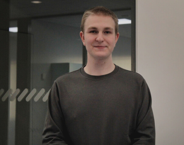 Daniel Christensen har nå fast jobb som hacker i Telenor, før han er ferdig med hele lærlingtida si. 📸: Privat