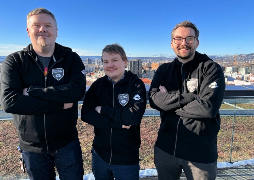 Jan-Kåre Solbakken, Julian Ravn Thrap-Meyer og Sondre Halvorsen forteller hvordan man gjør seg fortjent til en 'security champion'-hettejakke, og hvorfor det er en greie hos NAV IT. 📸: Gøran Berntsen / NAV IT