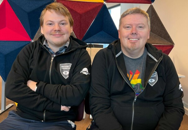 'Julian og Jan-Kåre iført swag'. 📸: Gøran Berntsen / NAV IT
