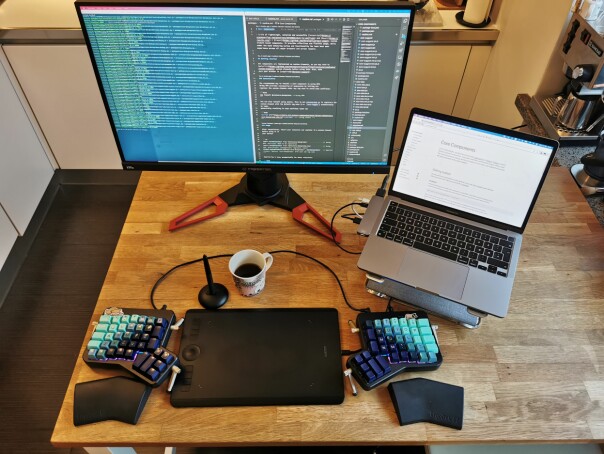Hjemmekontoret til Skjalg Erling Schrødter Teig, med et Ergodox EZ Glow-tastatur. 📸: Privat