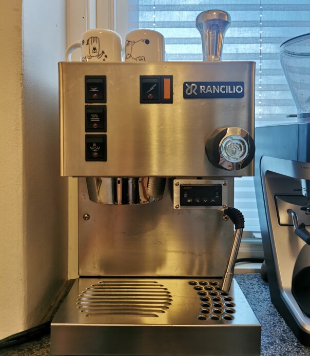 - Det blir fort en kopp kaffe mens jeg sjekker e-post og oppdateringer i Github. 📸: Privat