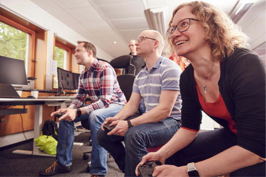 Siv Midtun Hollup viser deg hvordan du leker Den Svarte Boksen for å lære andre hva programmering handler om. 📸: Kantega
