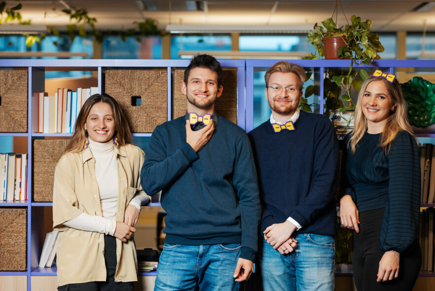 Sofia Knezevic, Aldo Tomasi, Ruben Sandkvist og May Linn Skage starter alle hos Beining & Bogen. Ruben starter som ny kontoransvarlig, samtidig som han studerer Human Computer Interaction ved Høyskolen Kristiania. 📸: Oda Hveem / visuello.no