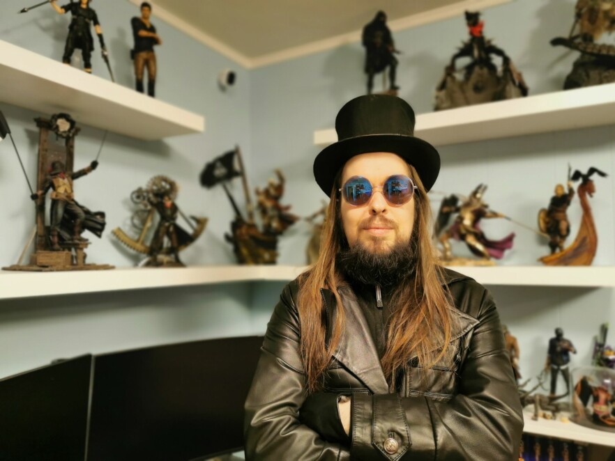 Eivind Fjellvang Ljønes er spillutvikler i Snowcastle Games. Som du kanskje tippa av veggen bak han. 📸: Privat