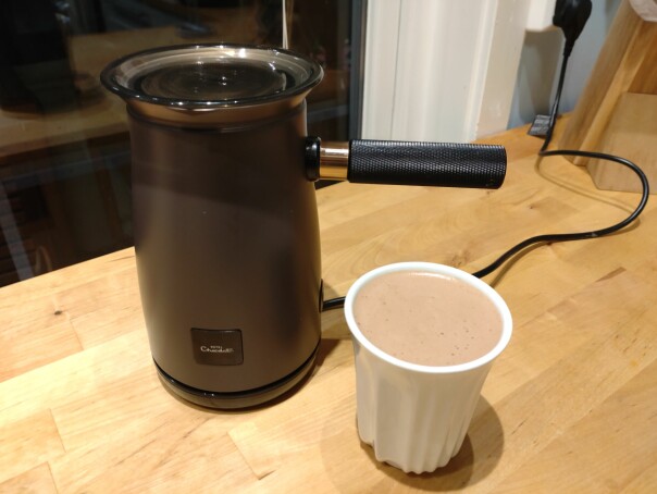 - Jeg drikker ikke noe kaffe, men dette er min Velvetiser. Den lager den absolutt beste koppen med kakao som går an. Favoritten min er 70 prosent sjokolade med habanero-chili. 📸: Privat