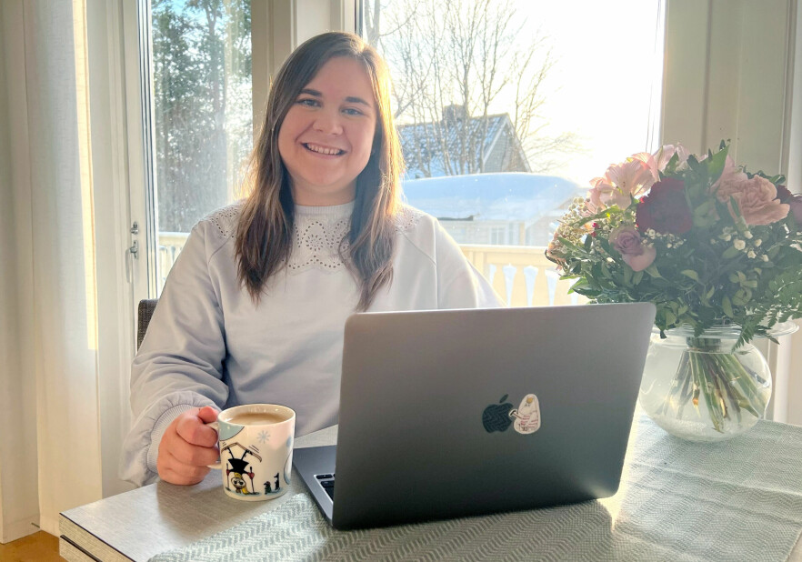 Katrine Selnes Mikalsen er ikke utvikler av yrke, men er en suksessfull apputvikler nå, med utgivelsen av MooMugs. Som du ser er hun en ivrig Mummi-samler selv. 📸: Privat