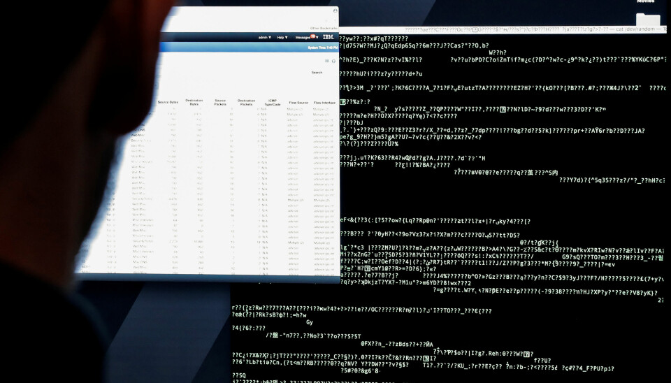 Nettkriminelle blir mer motstandsdyktige, skriver IBM i en pressemelding. Her: En IBM-ansatt under en øvelse i IBM's X-Force Command C-TOC, et mobilt Cyber Tactical Operations Center, i Brooklyn. 📸: REUTERS/Brendan McDermid