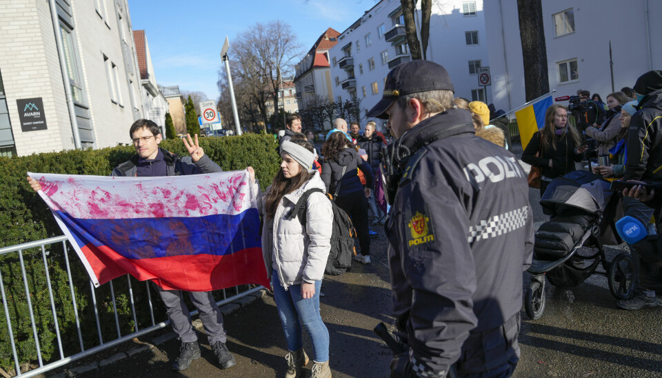Demonstrasjon foran den russiske ambassaden i Oslo. Både russere og ukrainere møtte opp for å markere sin motstand mot de pågående krigshandlingene i Ukraina. 📸: Heiko Junge / NTB