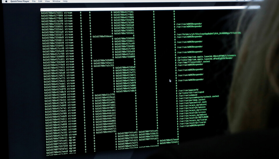 Etterforskningen av utfallet fortsetter, men så langt tror Viasat at det er forårsaket av en cyberhendelse, sier visekommunikasjonssjef. Her: Her: En IBM-ansatt under en øvelse i IBM's X-Force Command C-TOC, et mobilt Cyber Tactical Operations Center, i Brooklyn. 📸: REUTERS/Brendan McDermid
