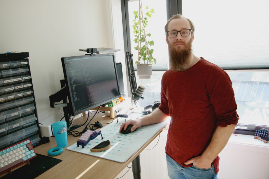 Utvikler Kyrre Havik i NAV har blitt over snittet opptatt av mekaniske tastaturer i løpet av korona. Du finner minst tre på dette bildet. 📸: Privat