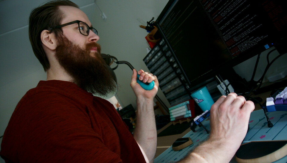 - Har lyst til å si at folk bør lære seg Emacs, et verktøy for å gjøre alt, sier Kyrre Havik, mens han flekser muskler. 📸: Privat