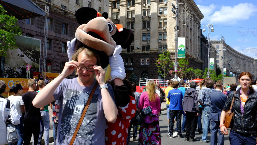 kode24-timens Ole Petter får tredd en diger Mikke Mus-maske over hodet i Kyiv, Ukraina, i 2013. Turen gikk videre til Tsjernobyl. 📸: Privat
