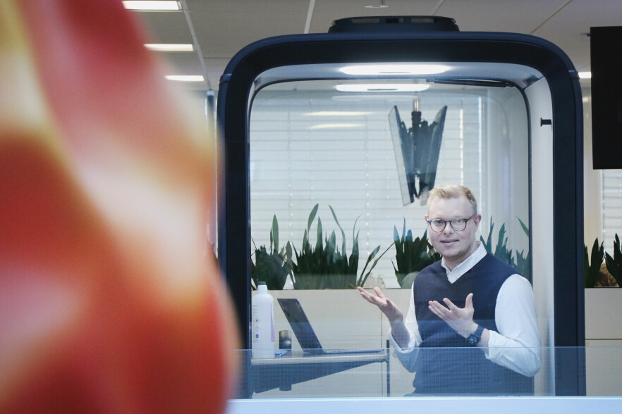 Jørgen Jacobsen poserer i de nye stilleboksene Aller har anskaffet, fordi de ikke har nok møterom. 📸: Ole Petter Baugerød Stokke