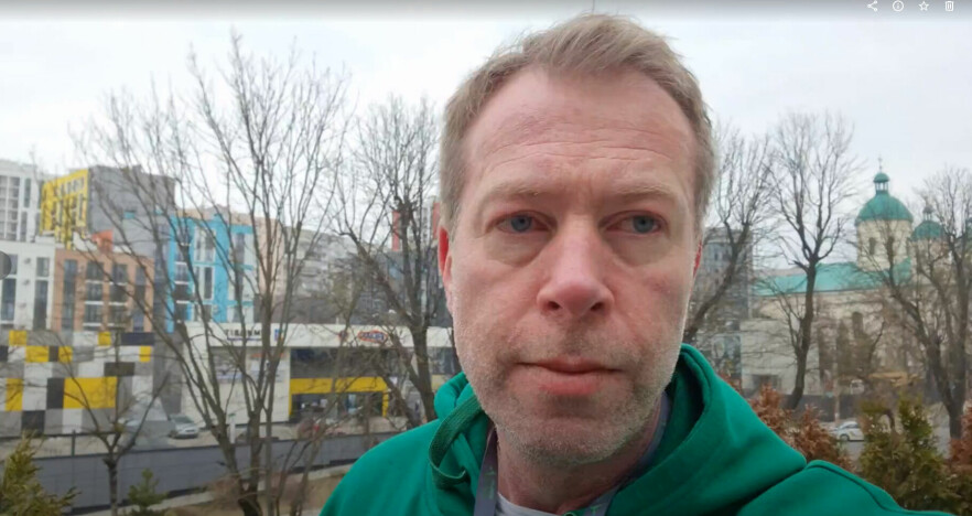 Geir Myhre fløy ned til Polen dagen etter at krigen startet, kjøpte en bil og kjørte inn til Ukraina. Her er et bilde tatt for tre dager siden, i Lviv i Ukraina – på verandaen utenfor kontoret til Vector Software. 📸: Privat