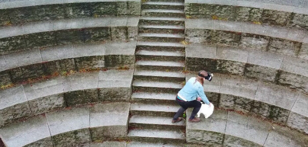 I dette AltVR-eksperimentet har Vindenes brukt en drone og en VR-skjerm for å se seg selv i tredje person. Her forsøker han å fange katten. 📸: Skjermdump