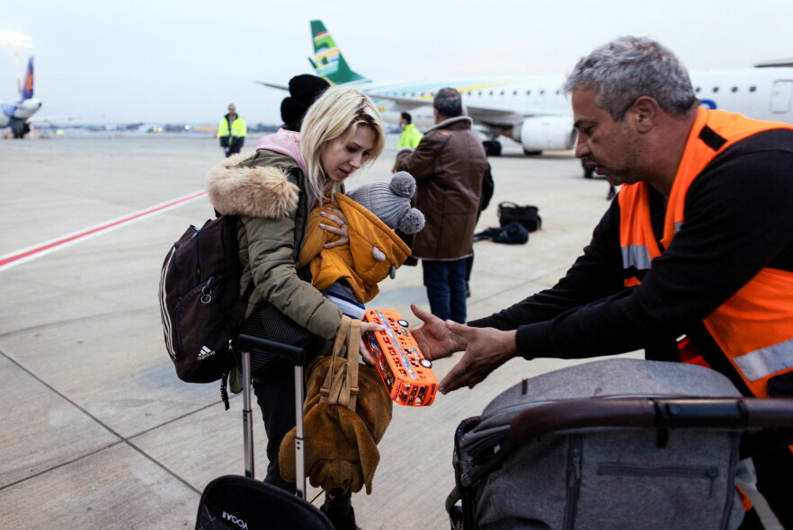 Norske IT-selskaper gjør nå en innsats for å få sine ukrainske kolleger i trygghet. Her er ukrainske flyktninger på vei inn i Israel etter å ha flydd via Romania. 📸: REUTERS / Ronen Zvulun