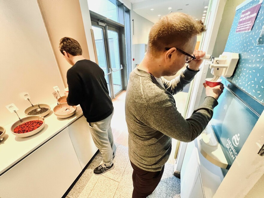 Se hvor glade Mattis og Jørgen blir når de kan lage sin egen softis på seminar. Bare se på dem. Jeg har aldri sett dem så ivrige og skapende som dette. 📸: Ole Petter Baugerød Stokke