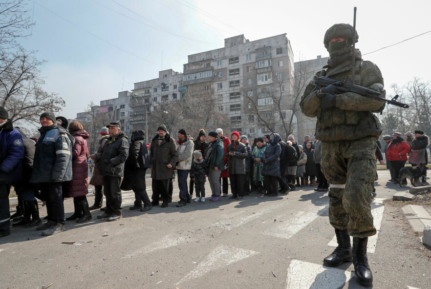 En russisk soldat i Mariupol i Ukraina, hvor det deles ut hjelp til de mange ofrene i den beleirede byen. 📸: REUTERS / Alexander Ermochenko