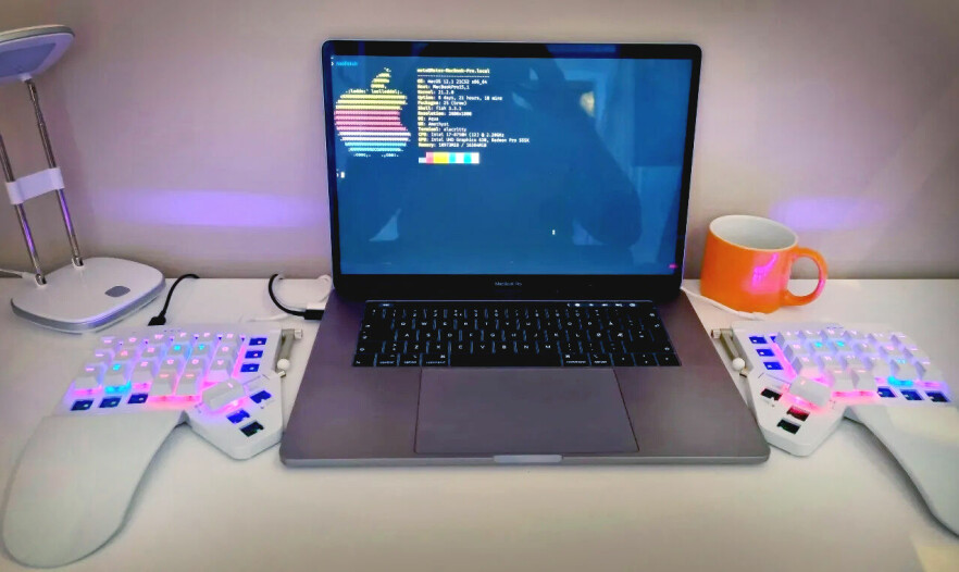 - For noen få år siden hadde jeg en kollega som introduserte meg for 60% tastatur. I dag skriver jeg denne bloggposten på 42 tasters tastatur med US Colemak-DH-layout. 📷: Privat