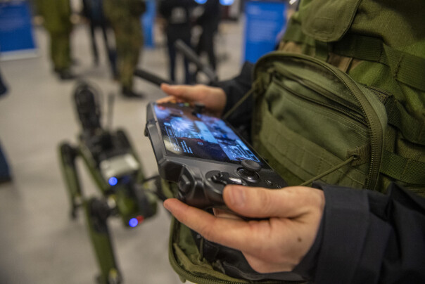 Forsker Tønnes Nygaard styrer robothunden Freke under bransjedagen hos Forsvarets forskningsinstitutt i Narvik, som handler om ny teknologi og digitalisering i Forsvaret. Freke kan løfte rundt 15 kilo og gå i trapper. 📸: Annika Byrde / NTB