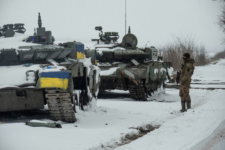 En ukrainsk soldat ved russiske tankser i Kharkiv-regionen. 📸: Irina Rybakova / Press service of the Ukrainian Ground Forces / Handout via REUTERS