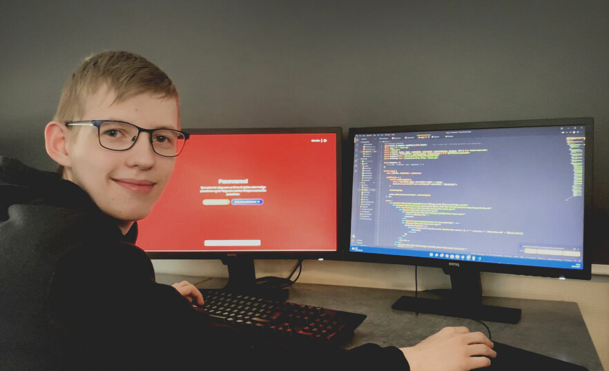 Ole Halvor Lindtveit Bergan har lært seg programmering gjennom Roblox, skole og YouTube, og har lansert Passvarsel.no for å løse problemet med de lange passkøene rundt om i Norge. 📸: Privat