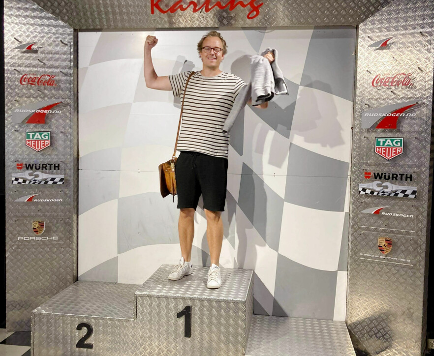 Her har jeg vunnet førsteplass på Harald Huysman Karting. Neida. Aprilsnarr! Jeg bare later som ved å stå svett på pallplass nummer én og vise fram mine manglende muskler. 📸: Arild fra vitsespalta i kode24-timen
