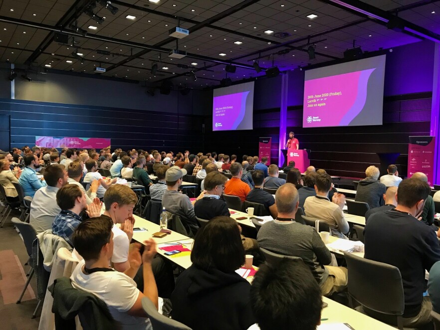 'Join us again' skrev React Day Norway på disse skjermene, etter konferansen i 2019. Men det ble ikke noe i 2020. Nå, i 2022, er konferansen tilbake på Farris Bad. 📸: React Day