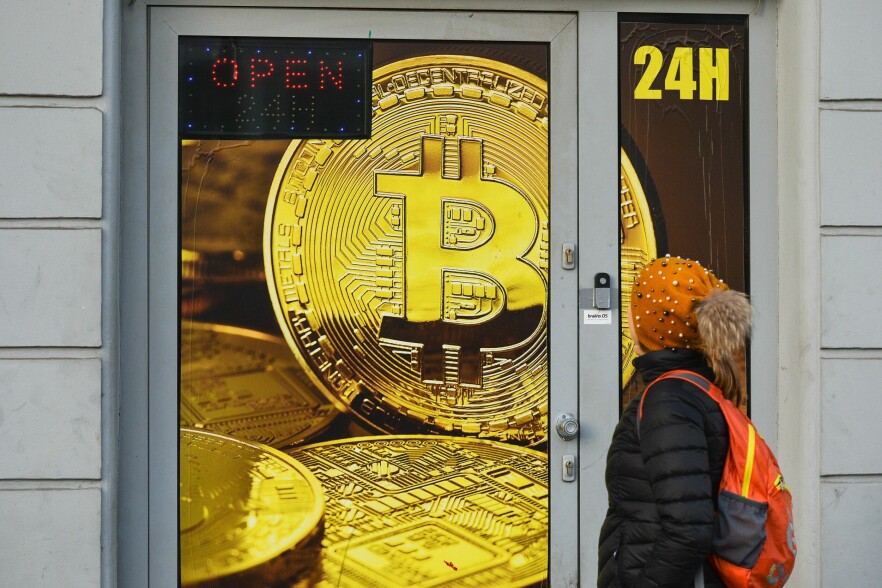 De nye innstrammingene av kryptovaluta er en del av EUs hvitvaskingspakke. Her fra en veksleforretning for Bitcoin i Krakow 📸: Artur Widak/NurPhoto/Shutterstock