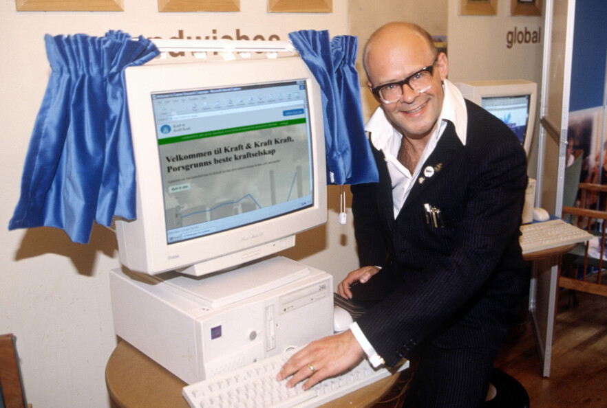 Kraft senior under den høytidelige åpninga av Kraft & Kraft Kraft sine nye nettsider, med gardiner og trompetspill fra Tomsconsult. Nå har kraftselskapet blitt hacka. 📸: Tomsconsult