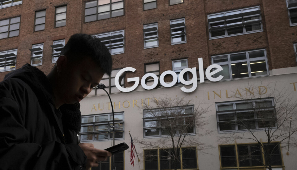 Nåværende brukere av eldre apper fra Google Play, vil fortsatt kunne installere og bruke appene på de enhetene som kjører en Android OS-versjon som appen støtter, ifølge Google. Her: En mann går forbi Googles kontorer i New York. 📸: Mark Lennihan, FILE