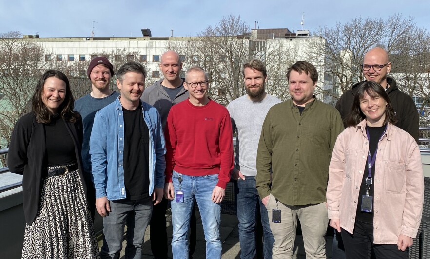 Camilla Drangsholt Nilsen, Ole Øystein Barsch, Martin Mikal Nesheim, Roger Hoem-Martinsen, Morten Nyhaug, Ævar Eggertsson, Sigurd Fosseng, Ingrid Smørgrav Viddal og Morten Kjelling i NRKs avdeling publikumsinteraksjon. Eva Hagan, Jim Meløysund og Stefan Ogden var ikke tilstede, og bak kameraet står Hans Olav Loftum. De må alle forholde seg til testutvikleren Hoem-Martinsen. 📸: Privat