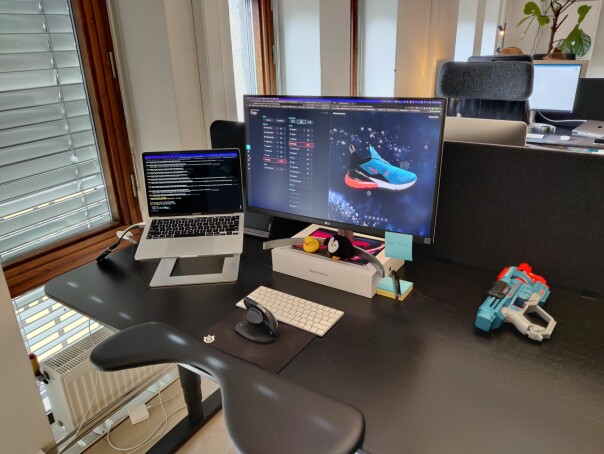 - Jeg er generelt glad i å omgås andre fysisk, så som regel er jeg å finne på kontorene våre nederst i Rådhusgata, sier CTO Vemund M. Santi i OiikuLive. 📸: Privat