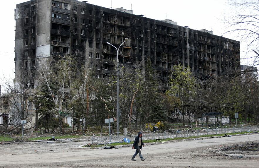 NCSC ber også nordmenn om å følge anbefalingene i sjekklisten tiltak for skjerpet digital beredskap. Her: En mann går forbi en ødelagt boligblokk i den ukrainske havnebyen Mariupol, 21 april 2022. 📸 REUTERS/Alexander Ermochenko
