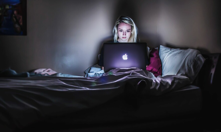 Unge nordmenn benker seg ikke lenger foran radioapparatet, fårrå sirre sånn. 📸: Victoria Heath / Unsplash