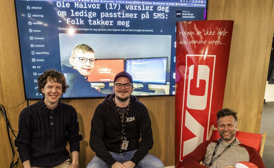 Utviklingsdirektør Johannes Gorset i Schibsted, utviklingssjef Fredrik Stave i E24 og drifssjef Audun Ytterdal i VG blir kolleger med Passvarsel.no-utvikleren Ole Halvor Lindtveit Bergan, som får lærlingplass hos dem. 📸: Privat