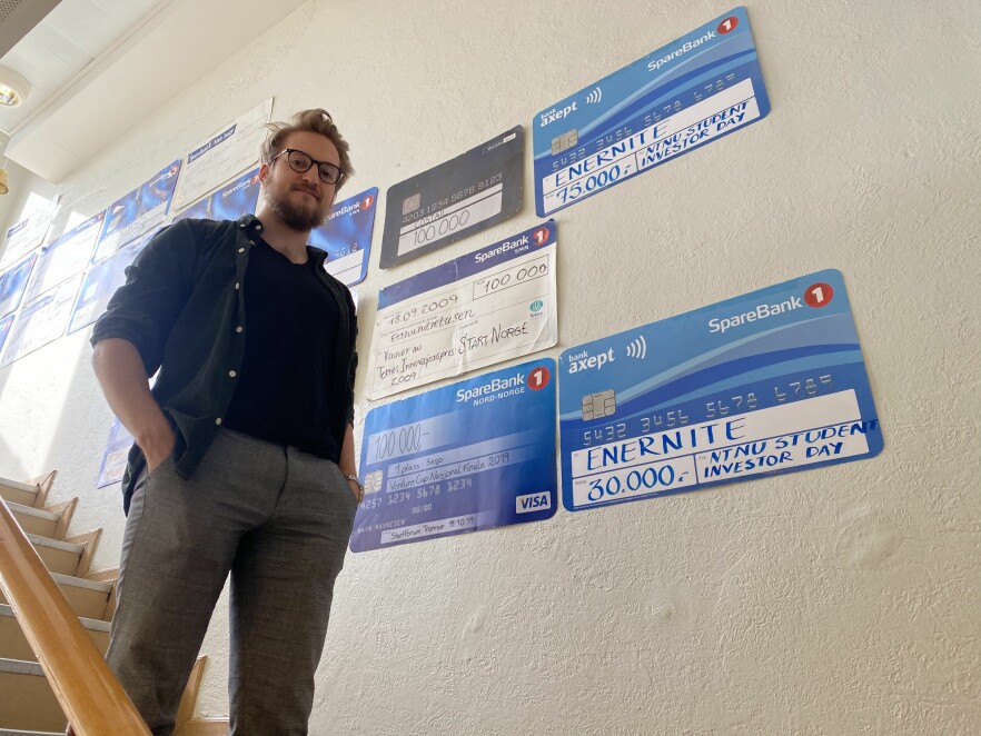 Å vinne konkurranser er stas uansett hvor stor bedrift det er snakk om. Entreprenørskolens ganger vitner i hvert fall om at Harald Tryti Rieber og Enernite-gjengen er stolt. 📸: Erik Peralta Løvaas