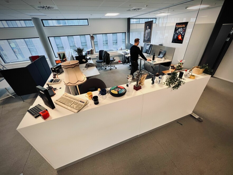 Her ser du Jørgen mekke på en gammal Mac inni kode24-borgen vi har bygd med skap. Målet er å skape en illusjon av et team-kontor. Og det funker faktisk ganske bra. 📸: Ole Petter Baugerød Stokke