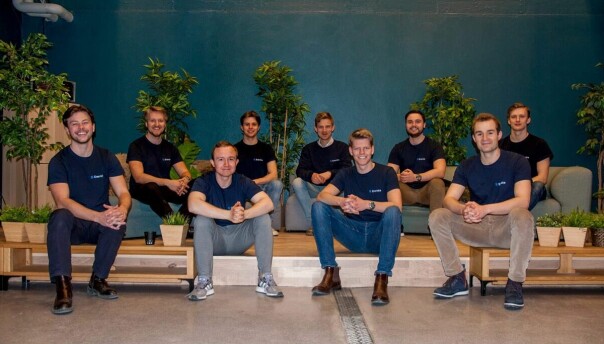 Bak fra venstre ser du Harald Tryti Rieber (CTO), Erling Olweus (Data Scientist), Marius Hofgaard (CCO), Hallvard Molin Morstøl (Software Architect), Snorre Gjertsen Barkbu (Software Architect). Foran fra venstre ser du Fredrik Moger (CEO), André Egeli (Data Scientist), Vegard Løwe (CFO/COO), Mons Mathiesen (masterstudent). 📸: Enernite