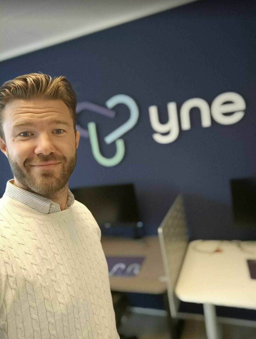 Stian Bøe (33) går fra å være frilansutvikler og selvstendig næringsdrivende til fast ansatt som konsulent hos Yne.