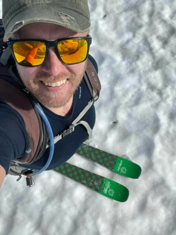 - Her blant fjord og fjell på Vestlandet er snødekte fjell tilgjengelig hele året, og jeg har nå fått brukt toppturskiene 29 måneder på rad. 📸: Privat