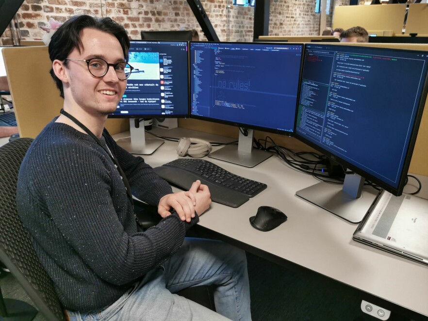 - Til vanlig jobber jeg med en blanding av frontend og backend, men å skrive robust backend-kode er det jeg syntes er mest gøy, forteller utvikler og lærling Bastian T. Pedersen hos ABAX. 📸: Privat