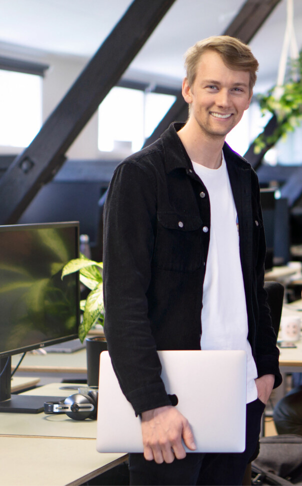 - Er det stille sitter jeg uten hodetelefoner, hvis det er litt prat i det åpne landskapet kommer de ganske raskt på, sier Hans Henrik Grønsleth. 📸: Elin Parr Ohme / Folq